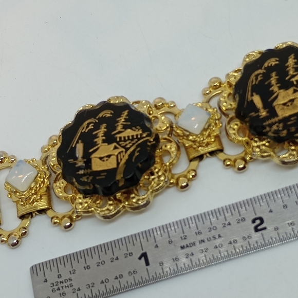 * Vintage Glass Reverse Intaglio Asian Scene Gold Tone Panel Bracelet - Picture 3 of 7